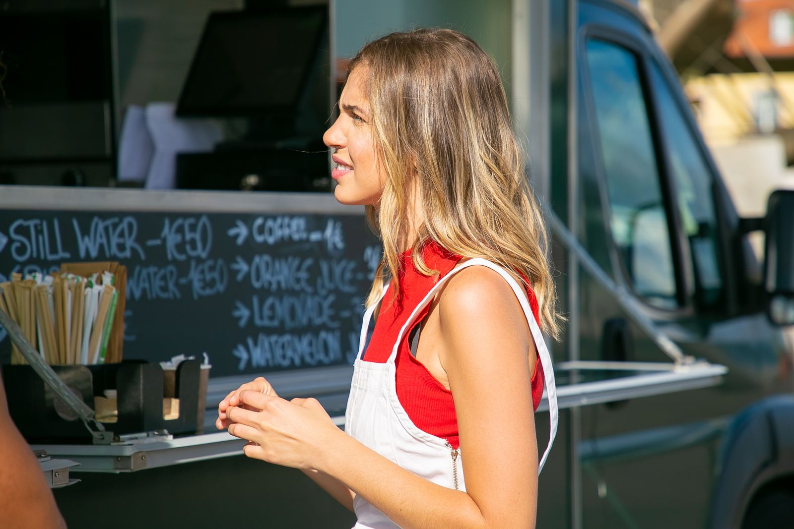 Kundin bestellt am Foodtruck mit Kassensystem im Ausschankfenster