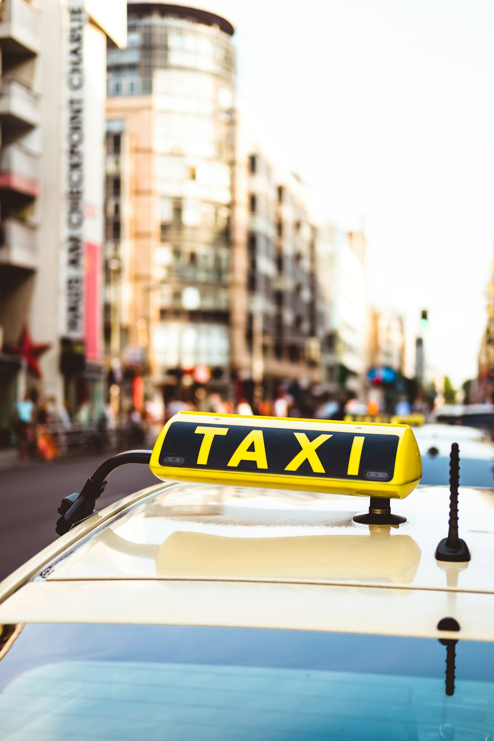 Fahrgast zahlt mit Karte am Terminal im Taxi